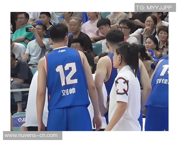 中国男篮与法国男篮激战正酣谁能在国际赛场上笑到最后